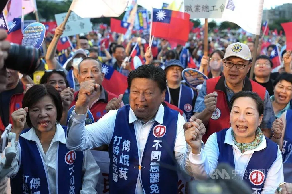 罷免投票進入最後倒數，國民黨花蓮縣黨部25日選前之夜，舉行「反惡罷、戰獨裁、守護花蓮大遊行」活動，國民黨立委傅崐萁（前中）、花蓮縣長徐榛蔚（前右）與支持者一同出發。（圖／中央社）