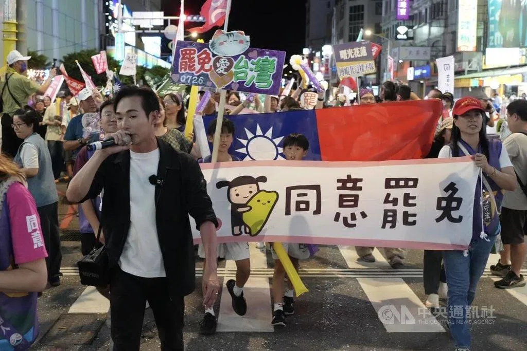 大罷免行動26日將迎接首波投票，網紅「八炯」（前左）25日晚間與支持罷免民眾在花蓮市區徒步遊行，沿途高喊罷免訴求，全力催出同意票。（圖／中央社）