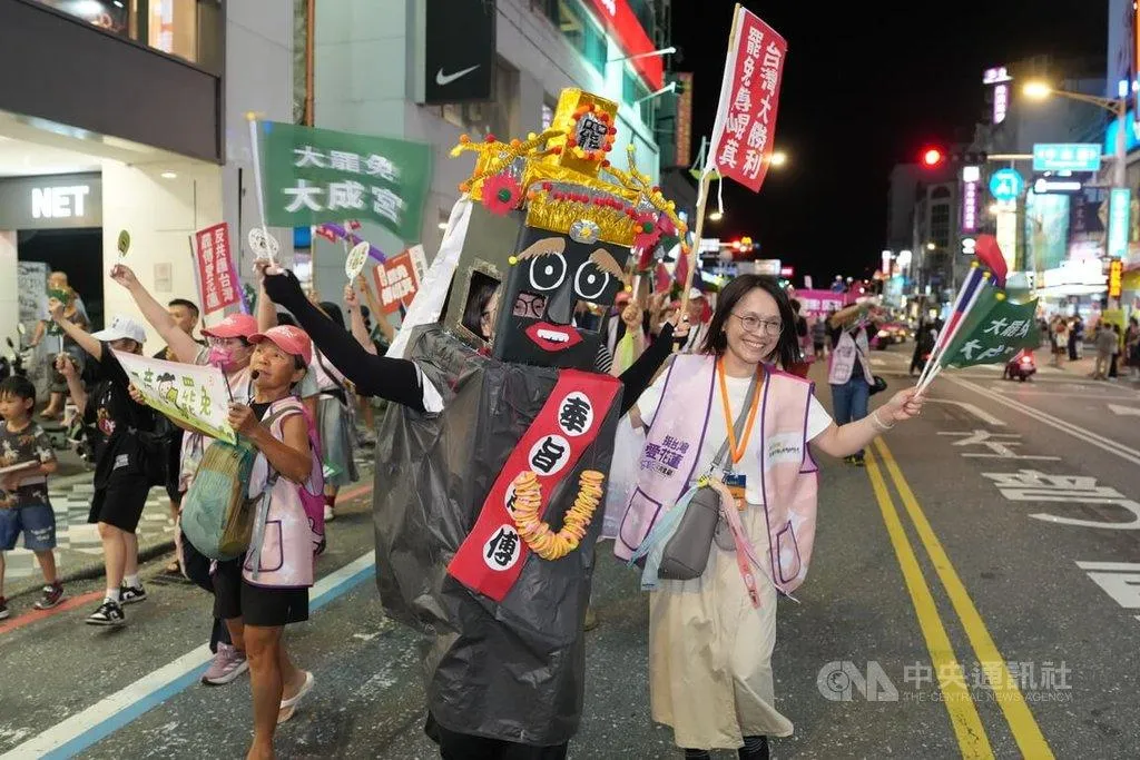 罷免投票倒數，25日選前之夜，花蓮罷團從自由廣場出發，徒步繞行花蓮市區，支持者盛裝打扮參與。（圖／中央社）