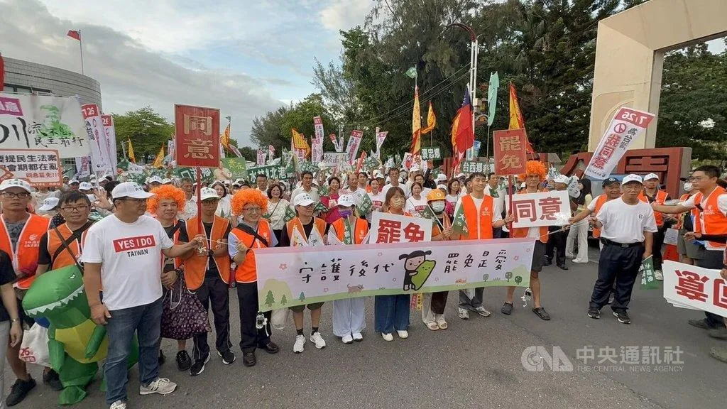 雲林縣立委丁學忠罷免案26日將投票，罷團25日晚間在雲林北港運動公園發起徒步掃街行動，多名民進黨立委也現身相挺，呼籲民眾一起「同意罷免」、汰除不適任立委。（圖／中央社）