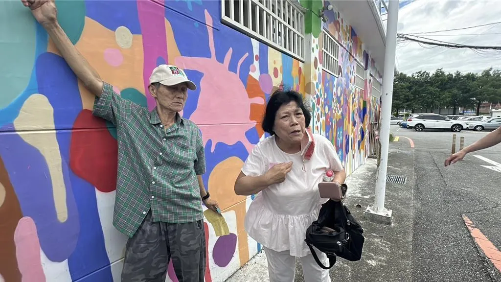 退休老師葉春蓮今天前往投票時，遭1名婦人阻擋。（圖/中時新聞網記者羅亦晽攝）