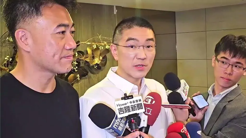 基隆市長謝國樑(中)上午陪同立法委員林沛祥(左)投票。(報系資料照)
