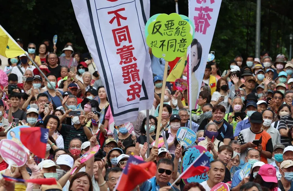 圖為國民黨25日在凱達格蘭大道舉行「不同意罷免」選前之夜造勢活動。（圖/資料照）