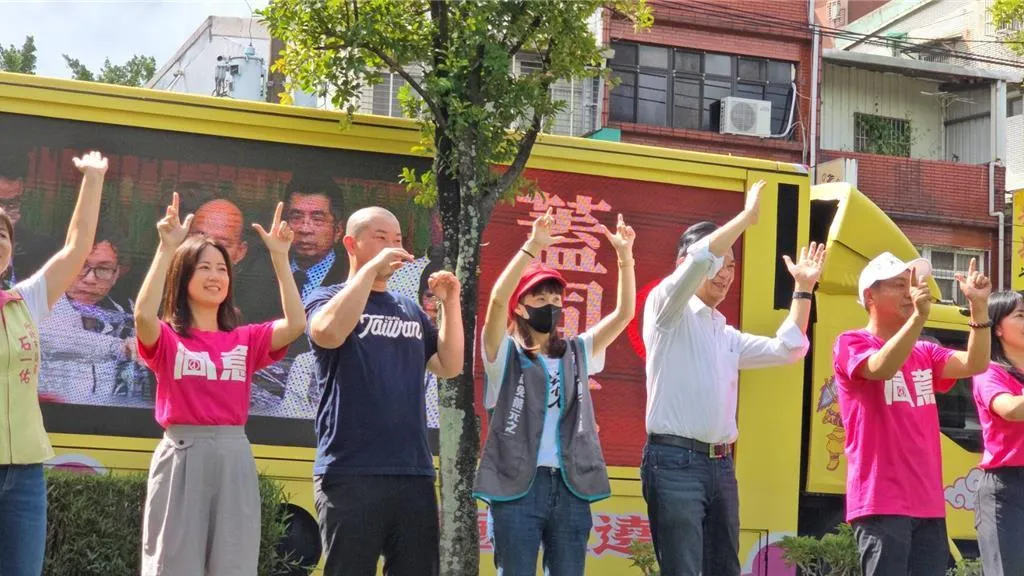 罷免團體「板橋大刪元」進行車掃活動，邀請台南立委林俊憲、高雄立委許智傑以及前立委陳柏惟等人一同站台。（報系資料照）