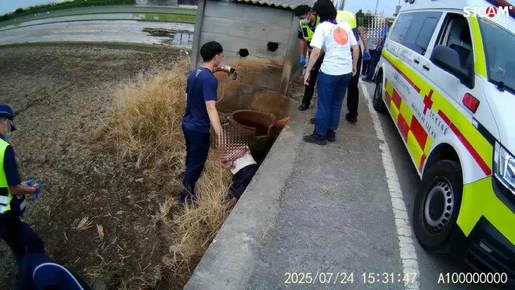 經過員警徒步地毯式尋找，於當日15時許在大湖村一處田地靠近馬路的位置尋獲林姓老翁。（圖／中天新聞）