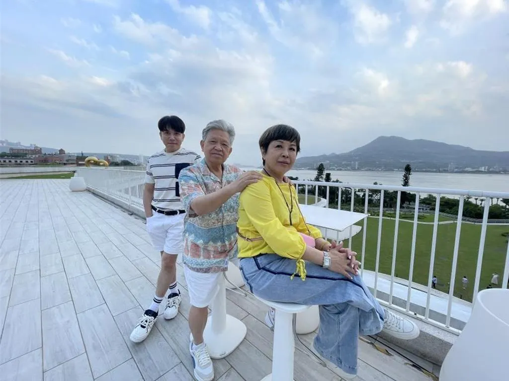 許志豪（左）常帶爸媽四處旅行。（圖／摘自臉書）