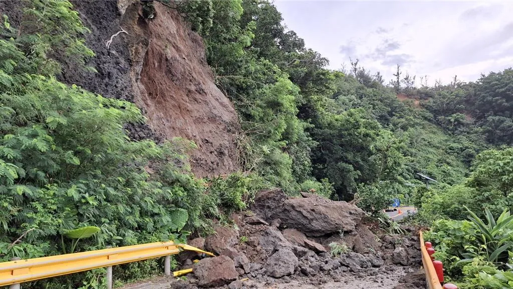 綠島環島公路東90線10公里處、尾湖橋路段山壁崩塌。（圖／民眾提供）