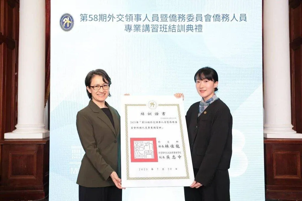 「第58期外交領事人員暨僑務委員會僑務人員專業講習班」結訓典禮於28日舉行，蕭副總統頒發結訓證書予全體結訓人員，由結訓人員代表胡懷宇代表接受。（圖/外交部提供）