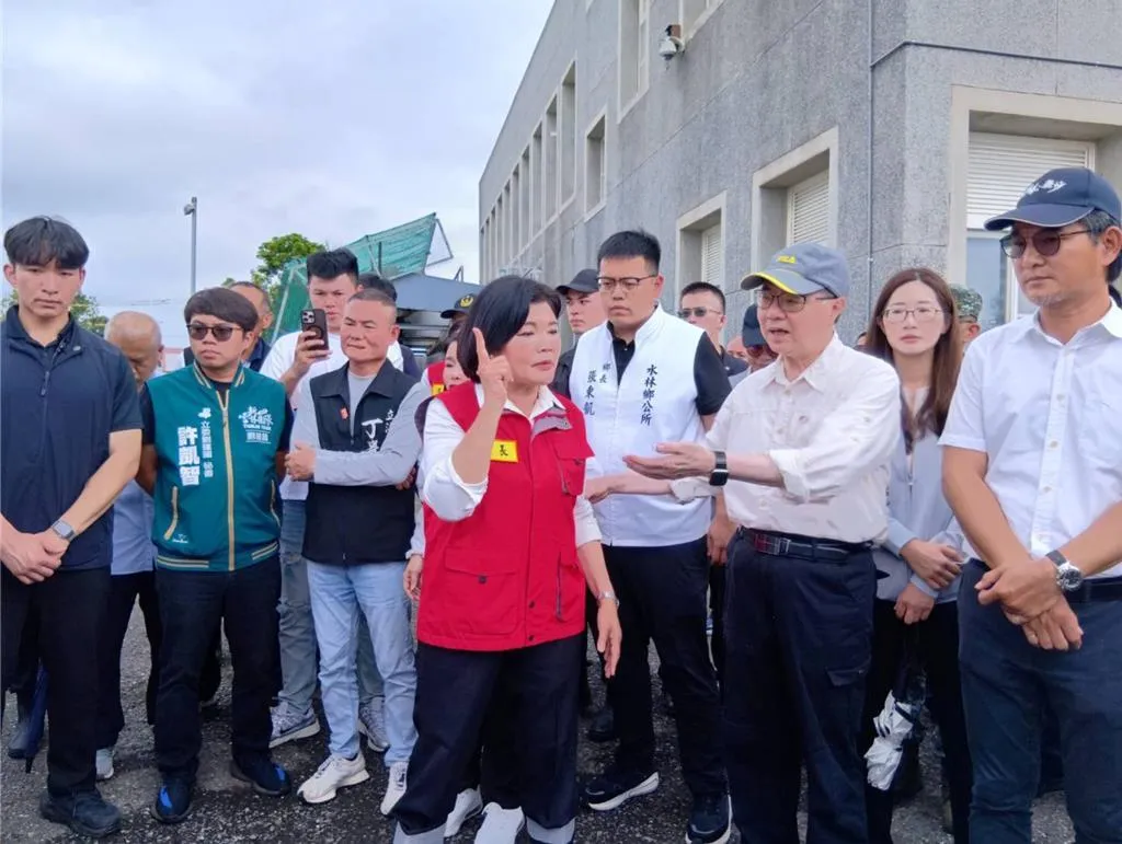 行政院長卓榮泰29日到雲林縣勘災,立委劉建國(前右一)與雲林縣長張麗善(前右三)因治水問題發生爭執。(報系資料照)