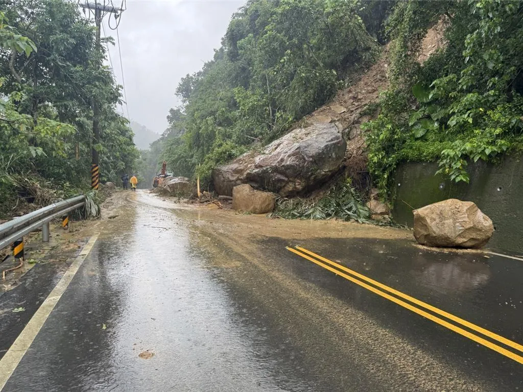竹節草颱風外圍環流帶來大雨，30日白天嘉義大埔台3線326.5K出現落石、樹木阻路。（圖／翻攝畫面）