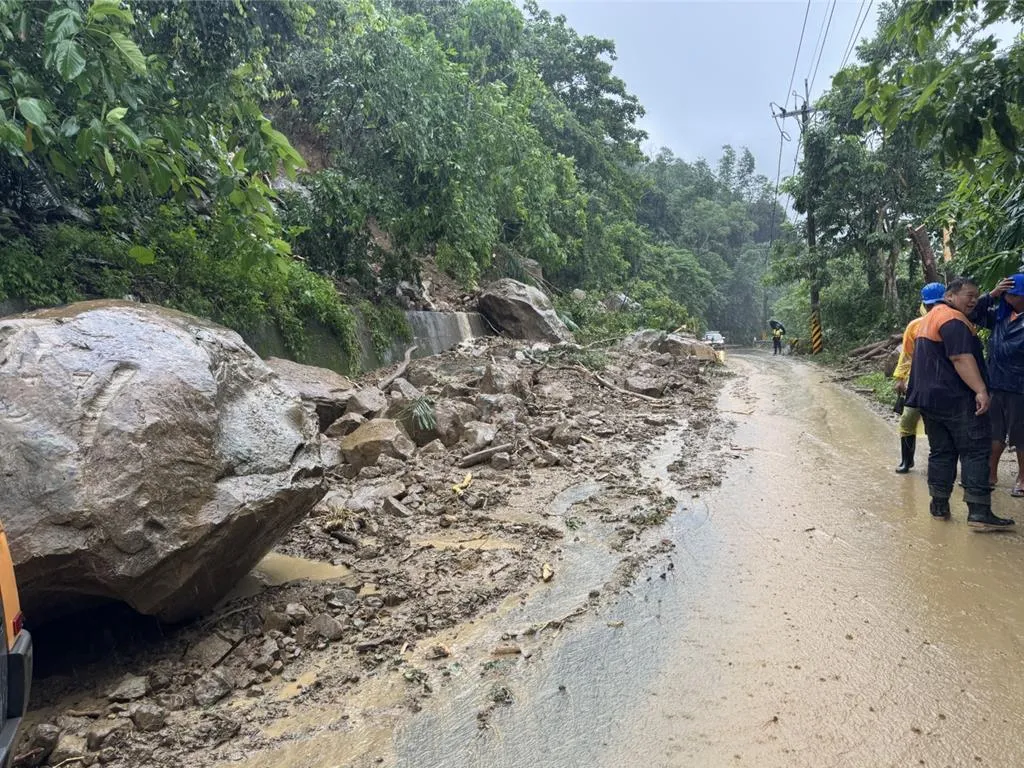 嘉義縣30日大雨不斷，台3線326.5K白天出現大量落石。（圖／翻攝畫面）