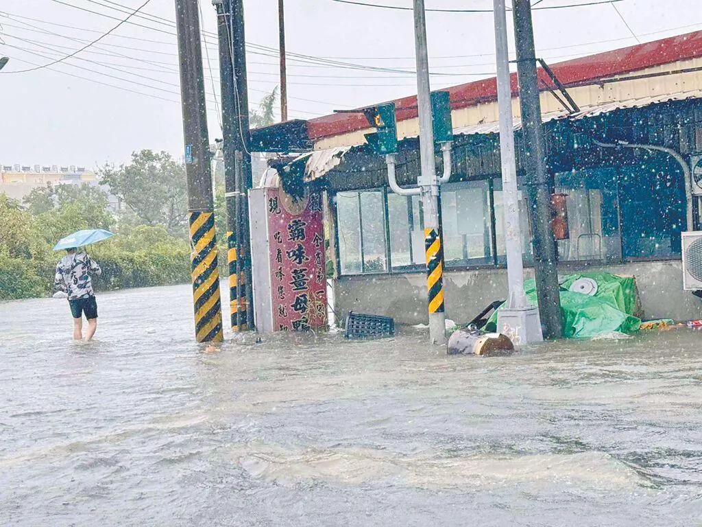 圖為西南氣流降下暴雨，嘉義淹水畫面。（圖/資料照）