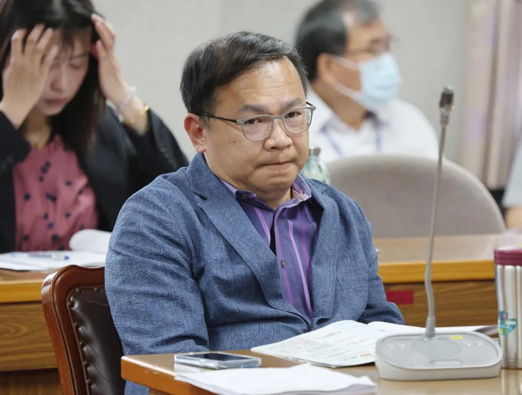 王世堅呼籲撤案,卻遭到不分區立委王義川抨擊滾啦。(圖/資料照)