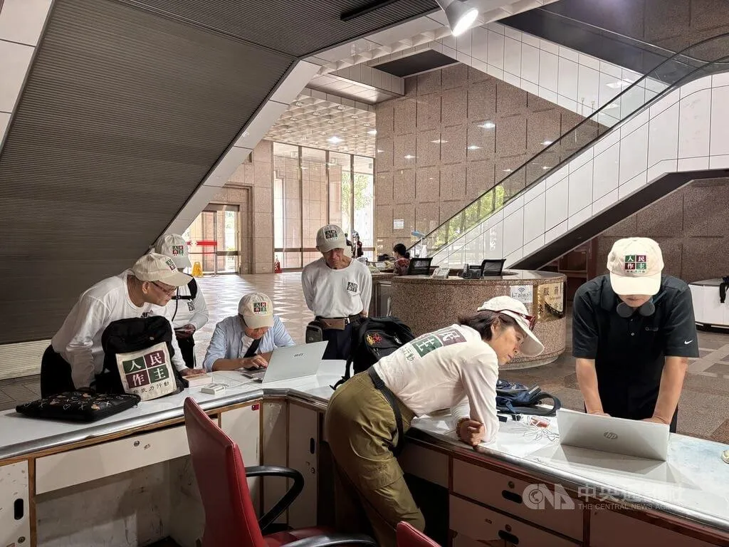 人民作主志工團提出廢止憲法法庭法官人數限制的公投提案,首度採電子連署,一些長者因電腦打字、讀卡機讀不到等問題而卡關。(圖/中央社)