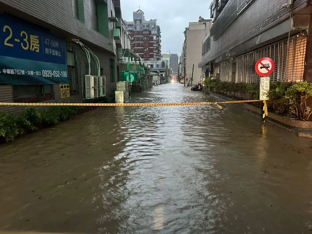 西南氣流影響,台南市2日凌晨4時起明顯降雨,逾1/3行政區時雨量逾40毫米,部份街道一度淹水封鎖。(圖/台南市警局提供)