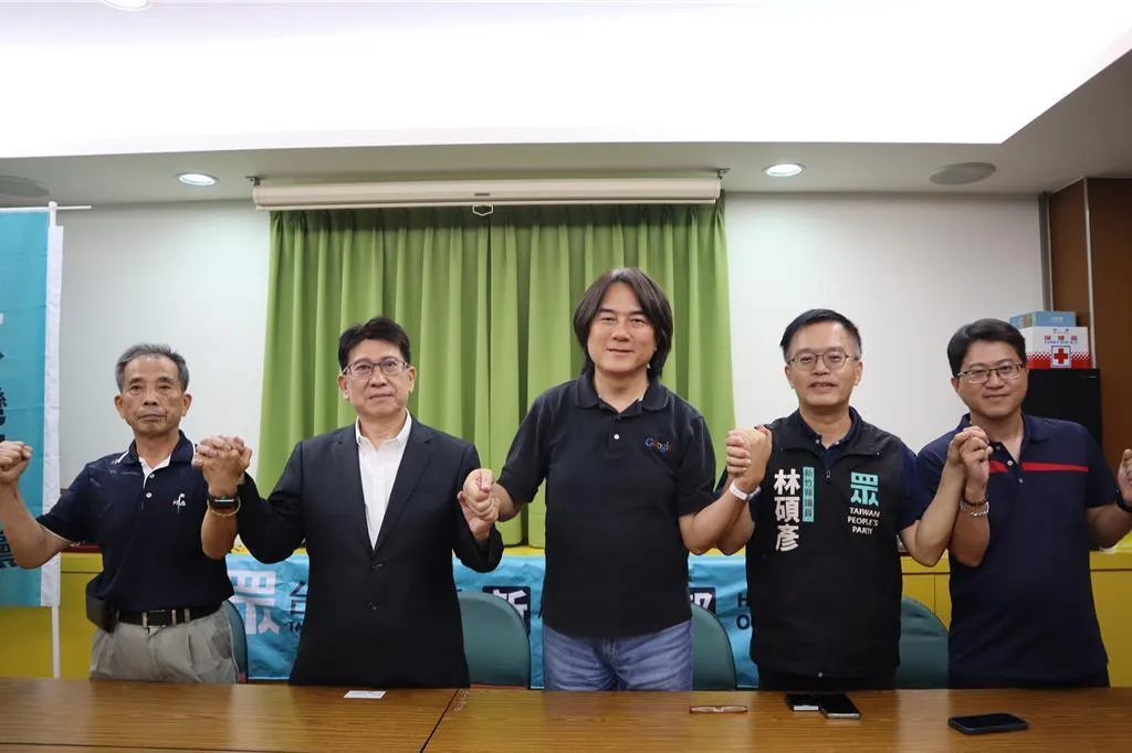 藍委林思銘（左二）前往民眾黨新竹黨部拜會，與民眾黨國家治理學院主任翟本喬（中）共同商議藍白合作模式。（報系資料照）
