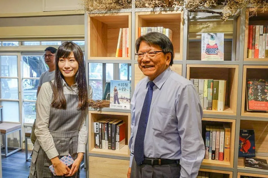南國青鳥在屏東成立時，時任縣長潘孟安還親自站台，該店卻在經營4年後倒閉收場。（圖/屏東縣府提供）