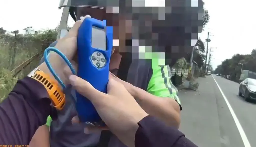 屏東47歲謝男不僅酒駕違規還襲警，酒測值高達0.81毫克，訊後依公共危險、妨害公務罪嫌送辦。（圖／翻攝畫面）