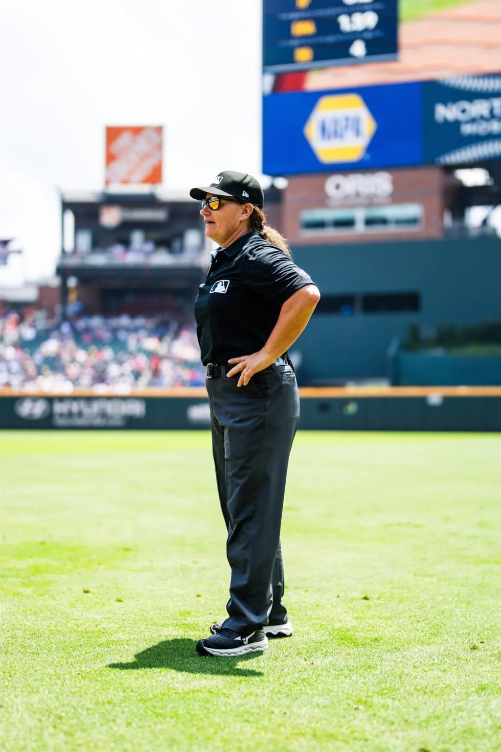 鮑爾9日成為首位在大聯盟例行賽執法的女裁判。（圖／翻攝自x.com/Braves）