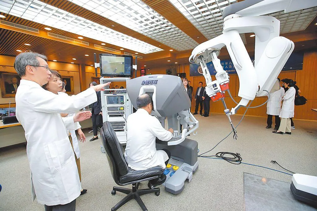 台大醫院10日舉辦「單孔機器人手術系統捐贈儀式暨機器人及創新手術中心(CRIS)成立茶會」,宣布正式啟用最新引進SP單孔機器人手術系統,由旺旺集團董事長蔡衍明個人捐贈,並同步成立「機器人及創新手術中心」,開啟在精準微創手術領域的重要新篇章。(圖/資料照)
