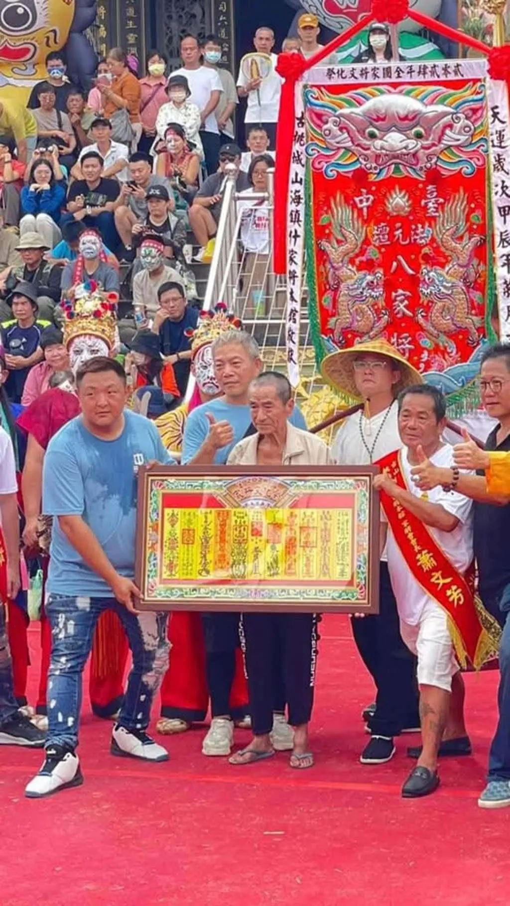 嘉義地區家將團一代大師陳金鑫(中)10日傳出離世消息。(圖/翻攝自宗教爆報)