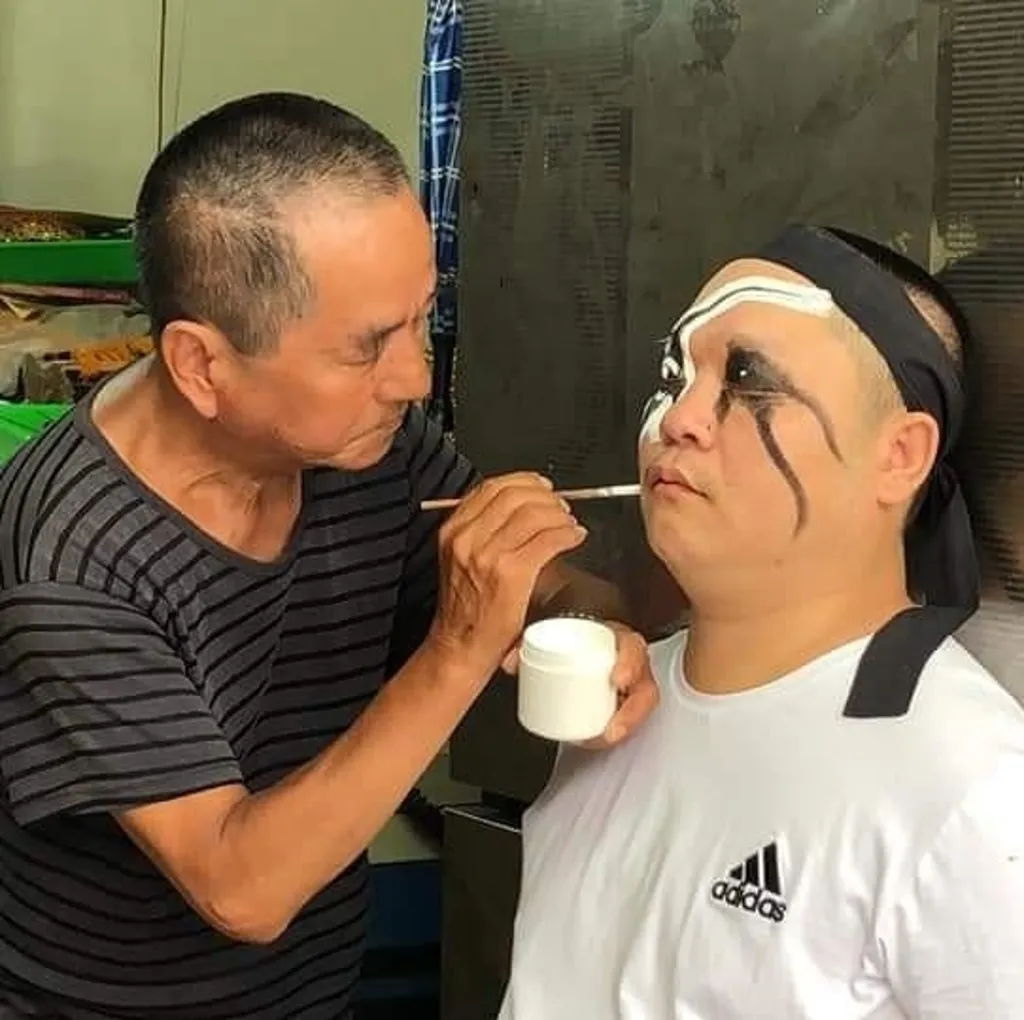 陳金鑫當年幫兒子陳威龍開臉。(圖/翻攝自陳威龍臉書)