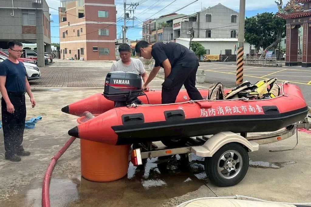 台南剛經歷風災、雨災不久，颱風楊柳又朝台灣逼近中，消防局人員11日加強進行橡皮艇等器材整備。（圖/台南市消防局提供）