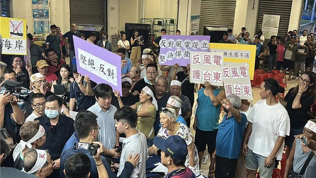 台亞風能12日在大武鄉綜合活動中心舉辦風電說明會，大批民眾前來抗議。（中國時報，蔡旻妤攝）