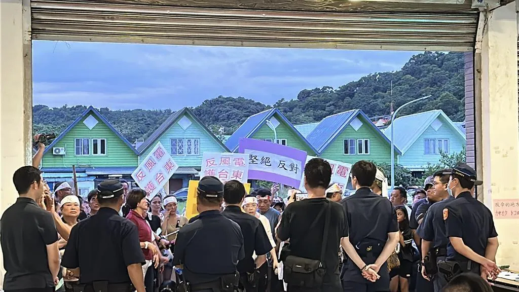 台亞風能12日在大武鄉綜合活動中心舉辦風電說明會，大批民眾前來抗議。（中國時報，蔡旻妤攝）