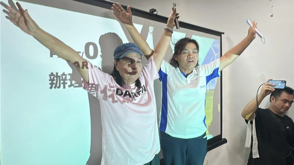 台亞風能12日在大武鄉綜合活動中心舉辦風電說明會，大批民眾前來抗議。（中國時報，蔡旻妤攝）