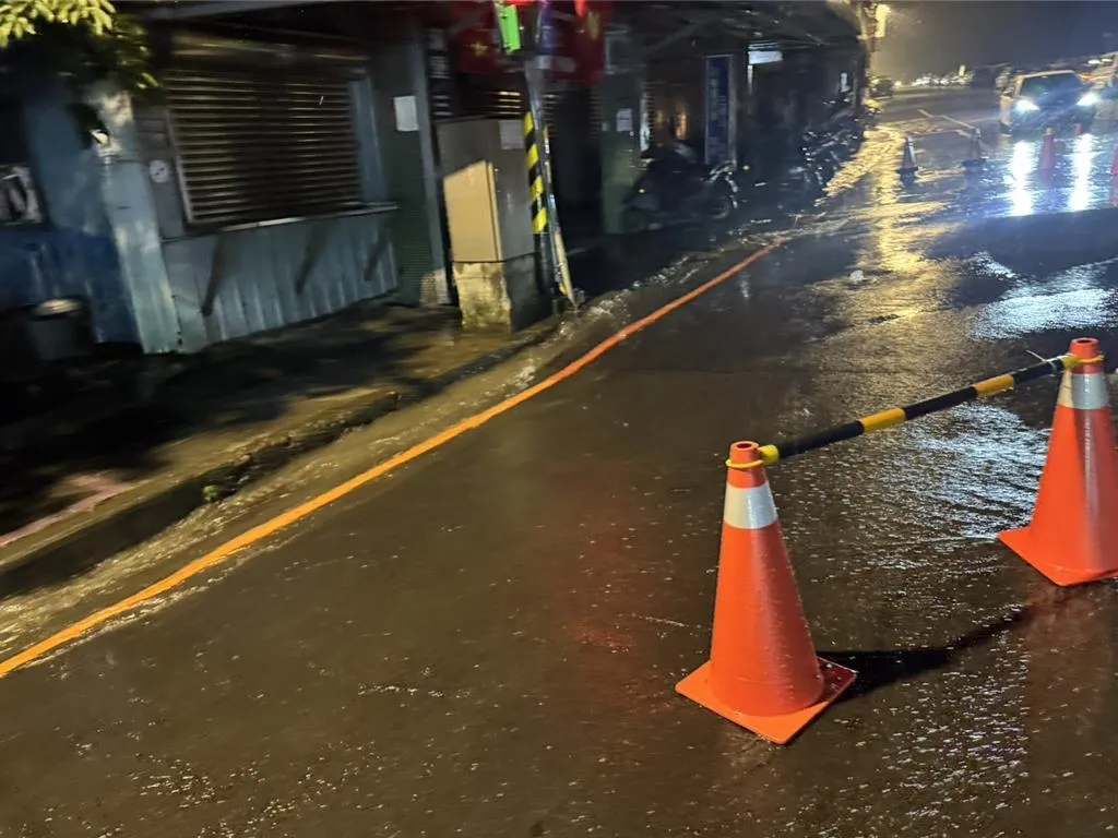 基隆市中山區復興路發生自來水幹管爆管的意外。（圖／施偉政服務處提供）