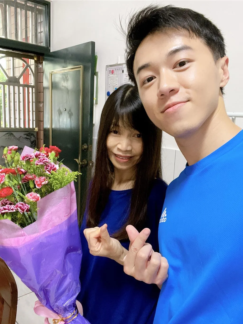 游書庭（右）送花給媽媽表心意，日常打電話常關心。（圖／艾迪昇 提供）