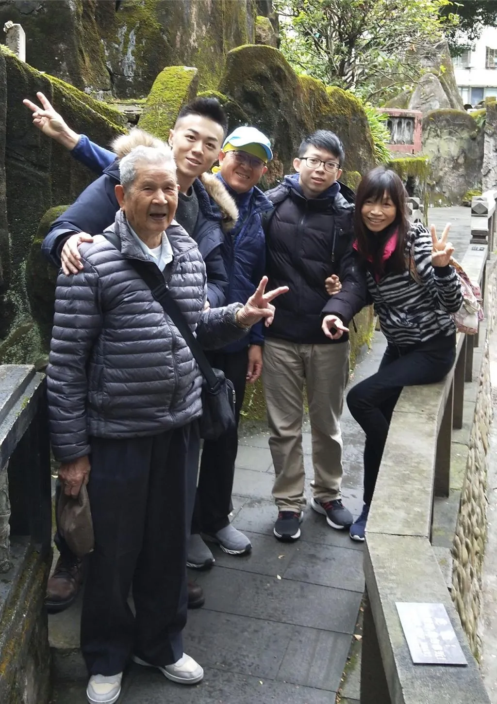 游書庭（左2）遺憾爺爺（最左）去世未能盡孝，左3起為爸爸、哥哥和媽媽。（圖／艾迪昇 提供）