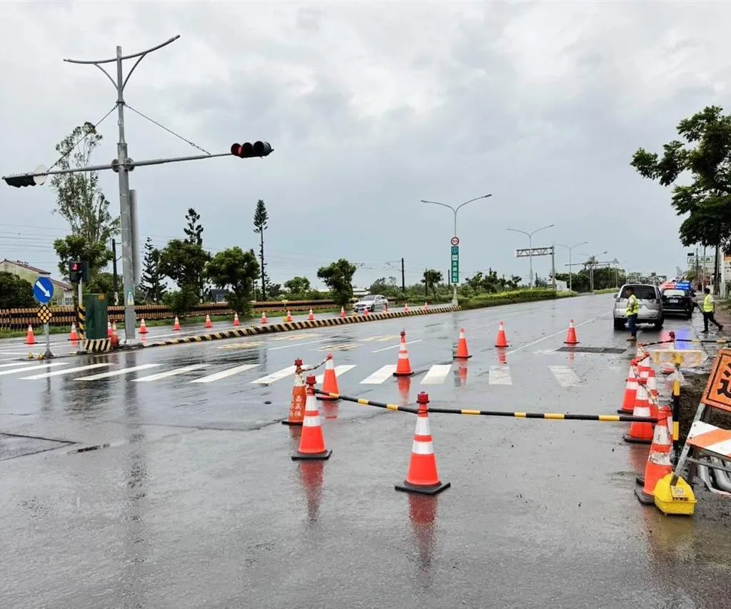 嘉義縣水上鄉台1線275.4K路段的南下、北上車道路面塌陷,疑為豪雨造成土壤「壓密沉陷」。(圖/嘉義縣政府提供)