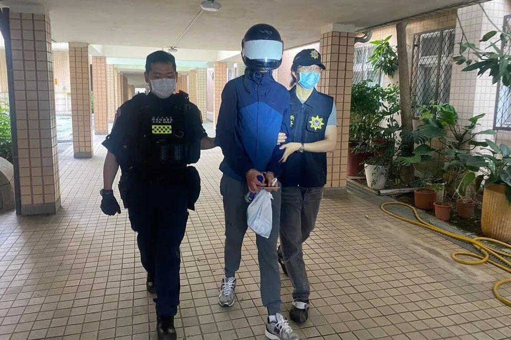 自稱職業為模特兒的法國籍男子行李箱內夾藏68包二級毒品大麻,在過境桃園國際機場返回法國巴黎時遭專案小組查獲。(圖/航空警察局提供)