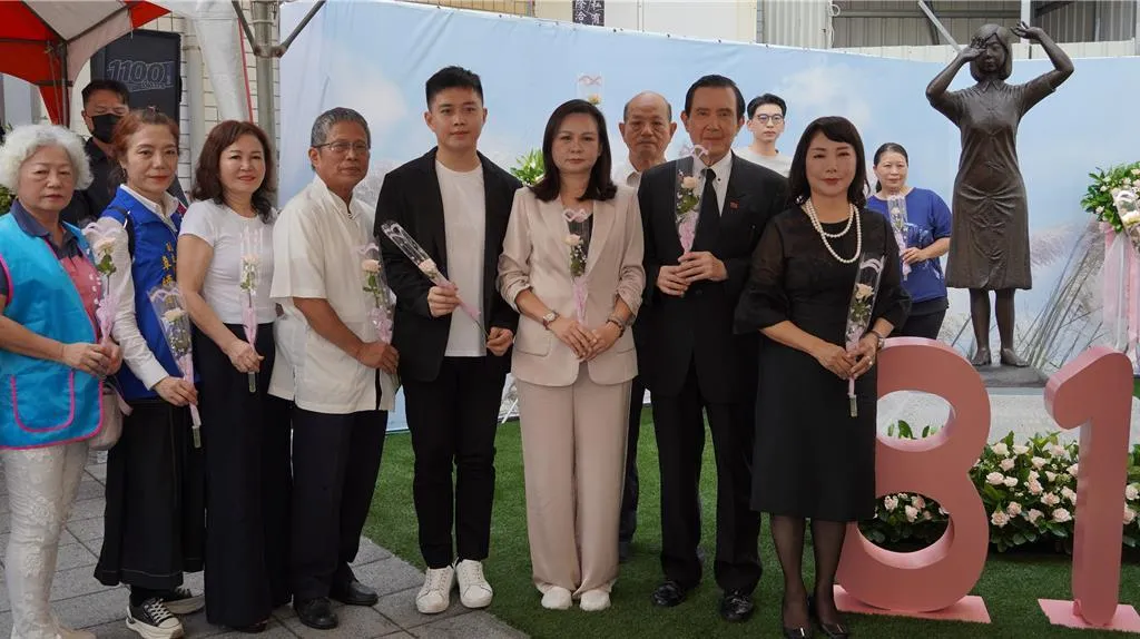 圖為前總統馬英九2024年到台南慰安婦銅像獻花致意。（圖/資料照）