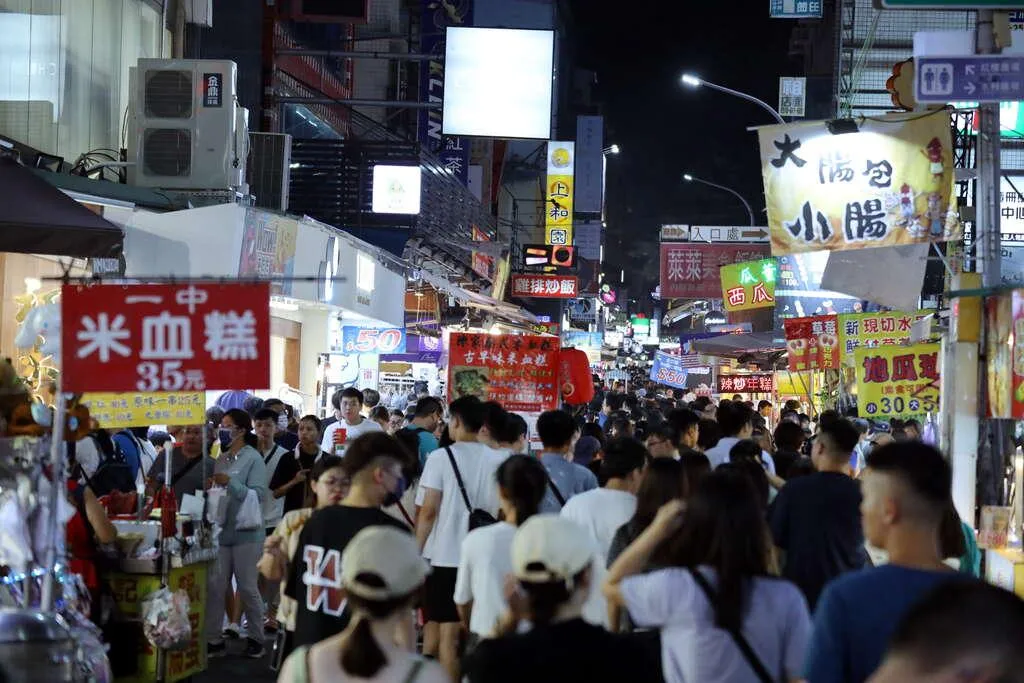 台中的一中商圈防火巷驚傳命案。（圖非當下畫面／中天新聞）