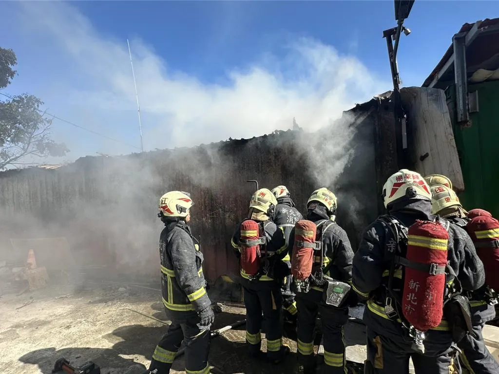 新北市蘆洲區環堤大道520巷一處貨櫃屋倉發生火警。(圖/新北消防局提供)