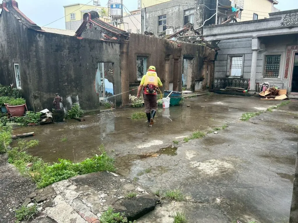 防疫人員執行風災後防治作業。（圖／高雄市衛生局提供）