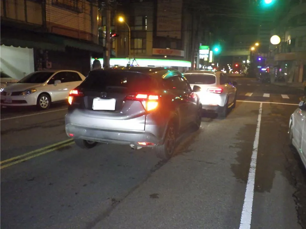 台中市一名34歲蔡姓員警7月11日晚間酒後駕車肇事，不僅造成孕婦驚嚇險些早產。（圖／翻攝畫面）