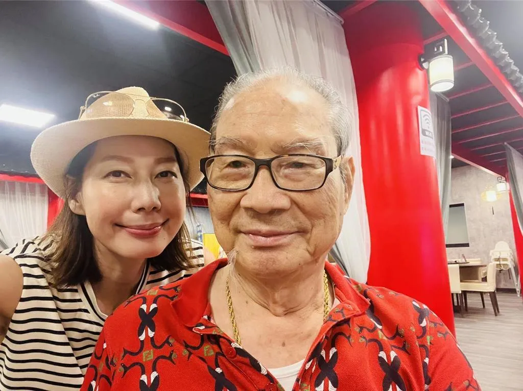 丁寧（左）和爸爸感情越來越好。（圖／摘自臉書）