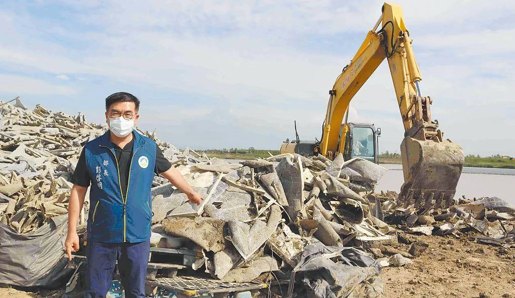 彭啓明視察廢光電板清運。（圖／報系資料照）