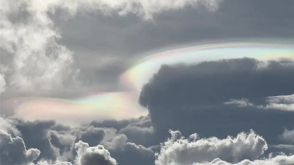 台東縣天空17日下午出現難得的「七彩雲」景觀。（圖／中時／蔡旻妤攝）