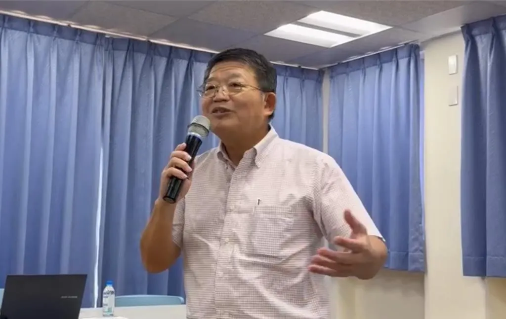 從核三廠退休的技術經理羅富國現身《新核能時代》放映會為大家釋疑，他強調核能是安全的，希望屏東的鄉親可以支持。（報系資料照）