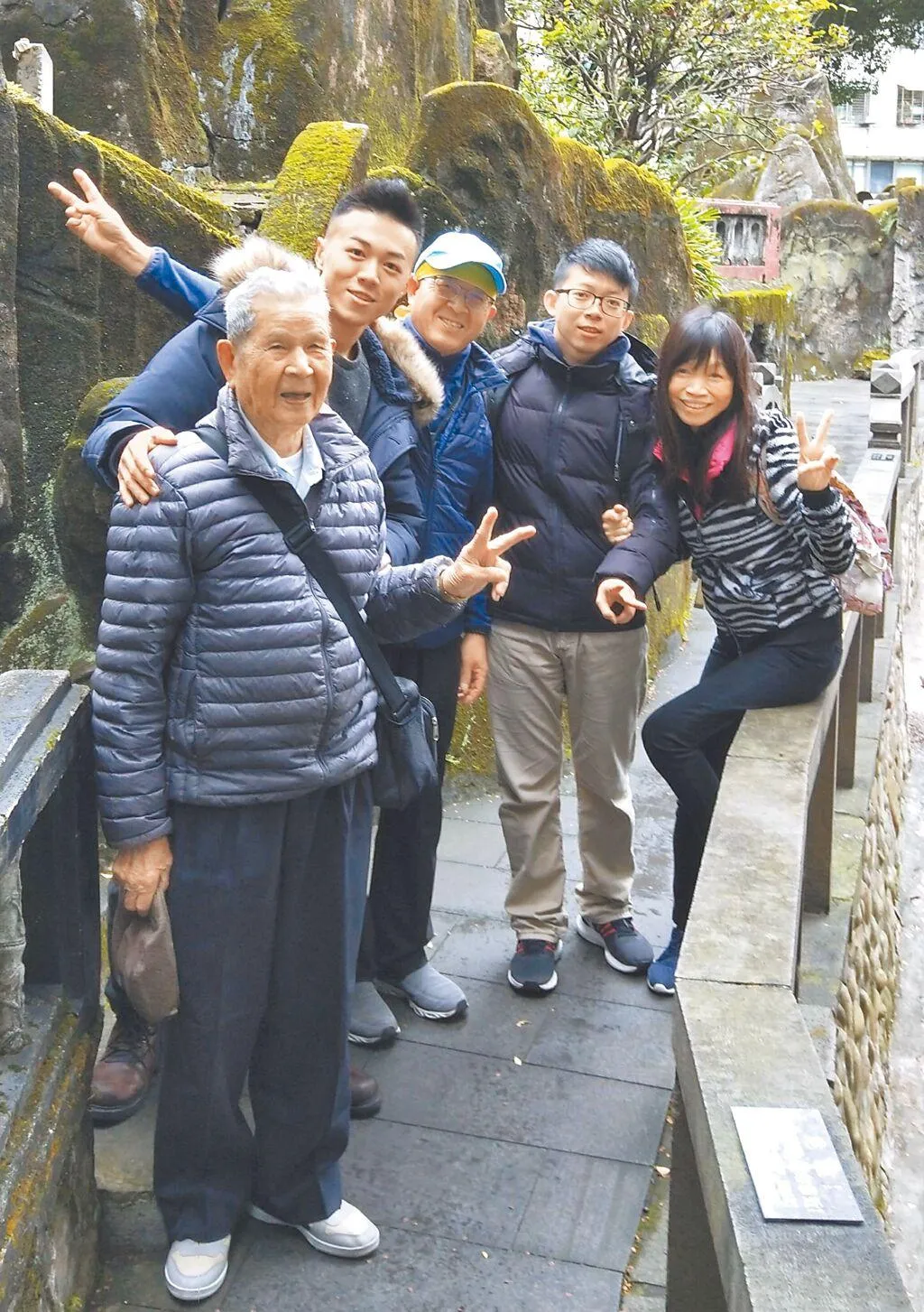 游書庭(左二)遺憾爺爺(左)去世未能盡孝,左三起為爸爸、哥哥和媽媽。(圖/艾迪昇 提供)