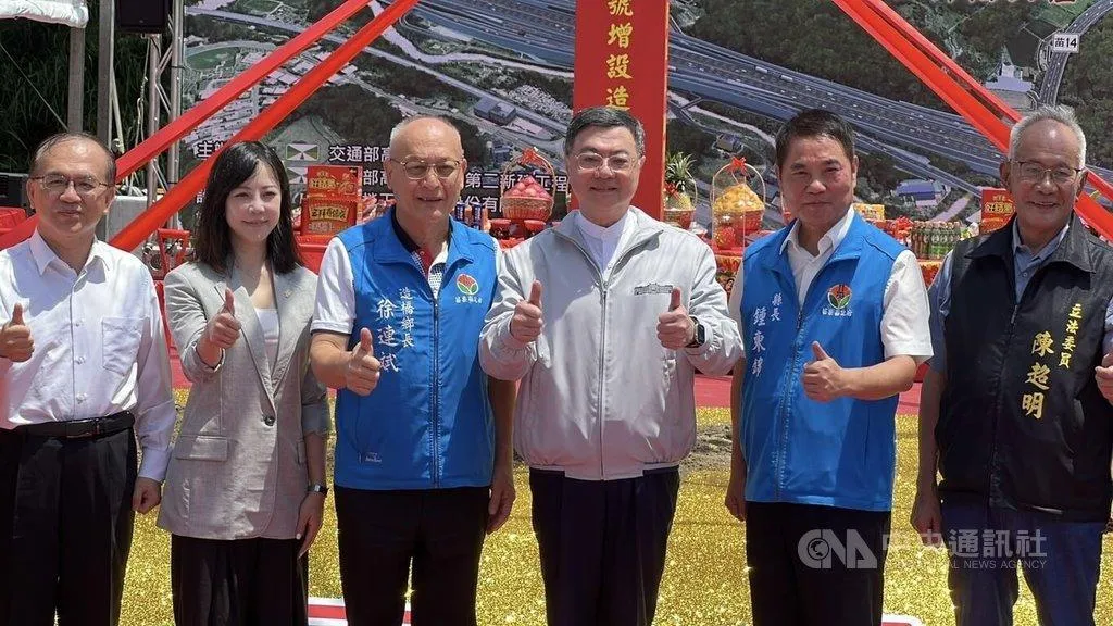 國道1號造橋交流道工程18日動土，行政院長卓榮泰（右3）、苗栗縣長鍾東錦（右2）等人出席。（圖/中央社）