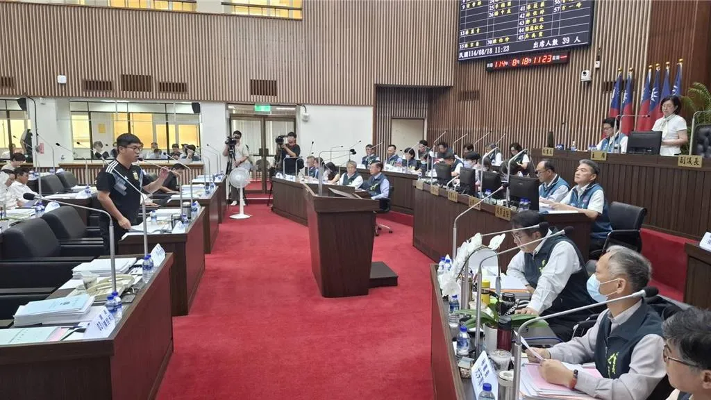 民進黨台南市議員周嘉韋（左邊站立者）在台南市議會臨時會閉幕前提臨時案要求普發現金。（報系資料照）
