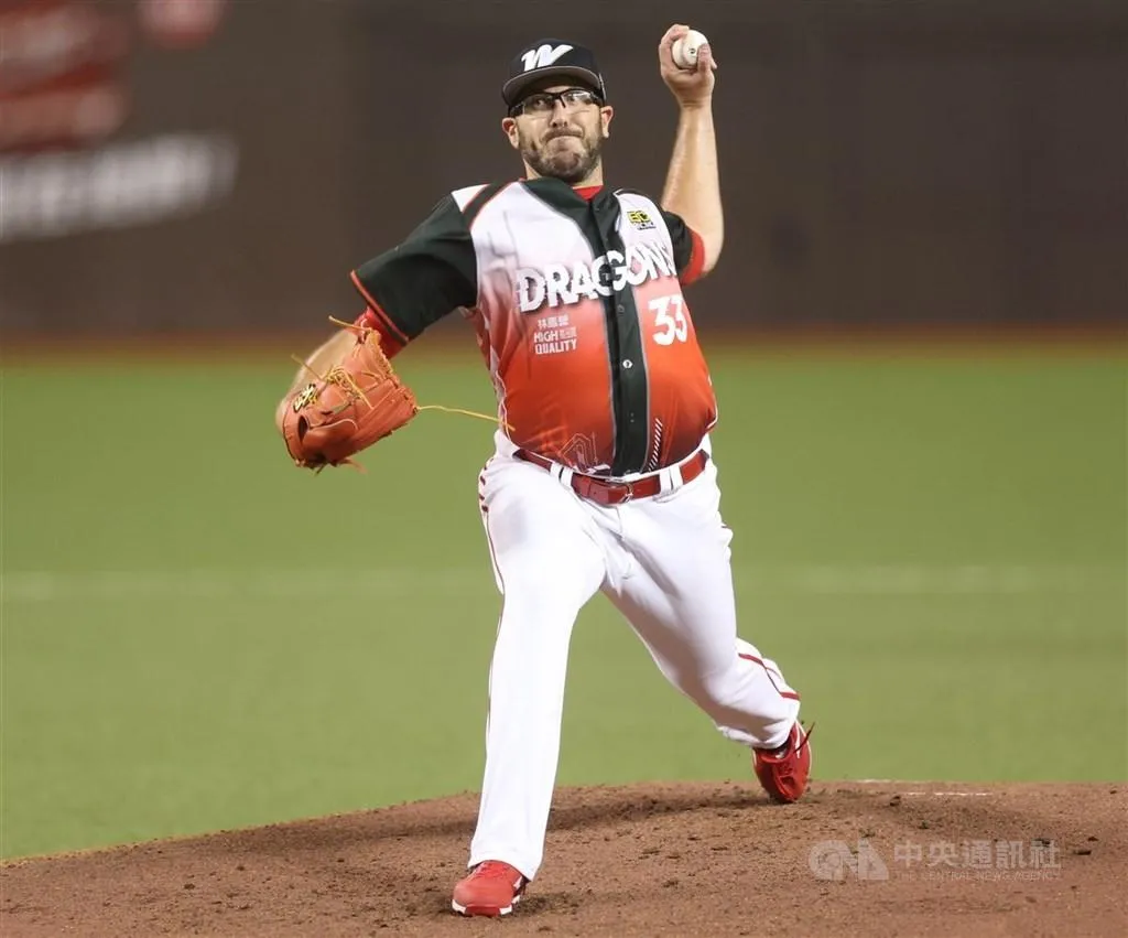 中職味全龍隊19日將是隊史首度在台東棒球場出賽，預計派出洋投龍聖（Zac Lowther）先發。（圖／中央社）