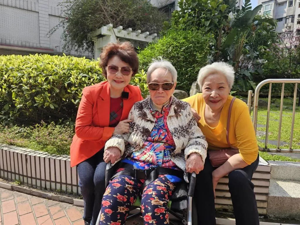 （左起）「蘋果花歌后」楊燕同框104歲母親及楊燕妹妹婷婷一同接受專訪。（圖／中時 游定剛 攝）