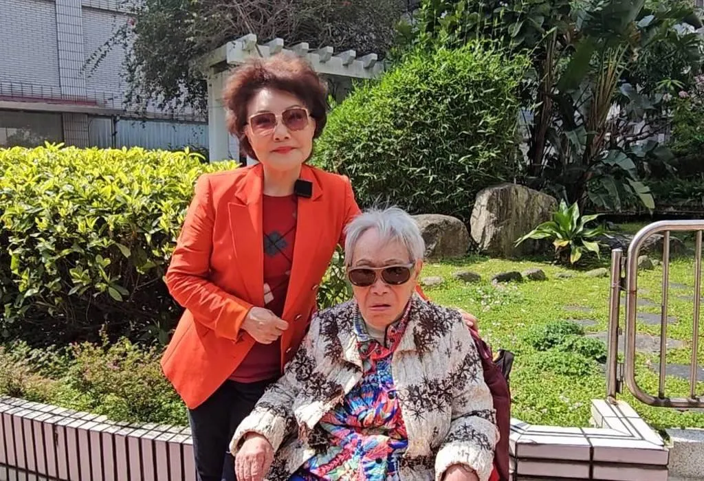 楊燕（左）高齡104歲的母親病癒後，母女首露面專訪。（圖／中時 游定剛 攝）